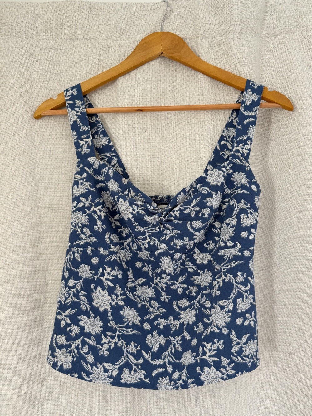 Abercrombie & Fitch Blue & White Floral Sleeveless Crop Top - Size Small